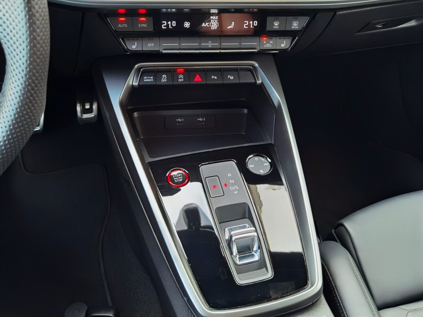 Audi RS3 Sportback Quattro - RENT THE BRAVE by BRAVIT